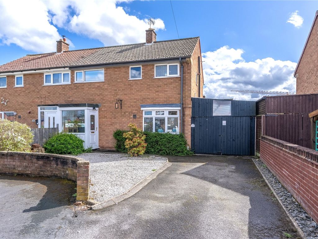 3 bed semidetached house for sale in Simpson Close, Stafford