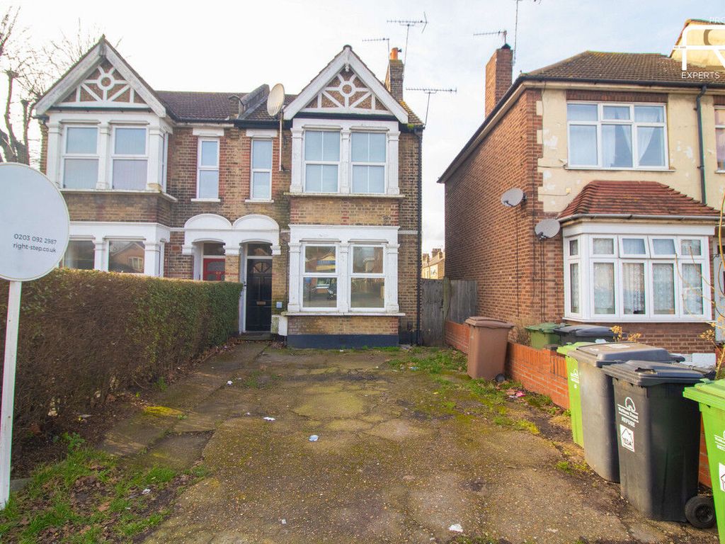 2 bed flat for sale in Chingford Mount Road, Chingford E4, £350,000