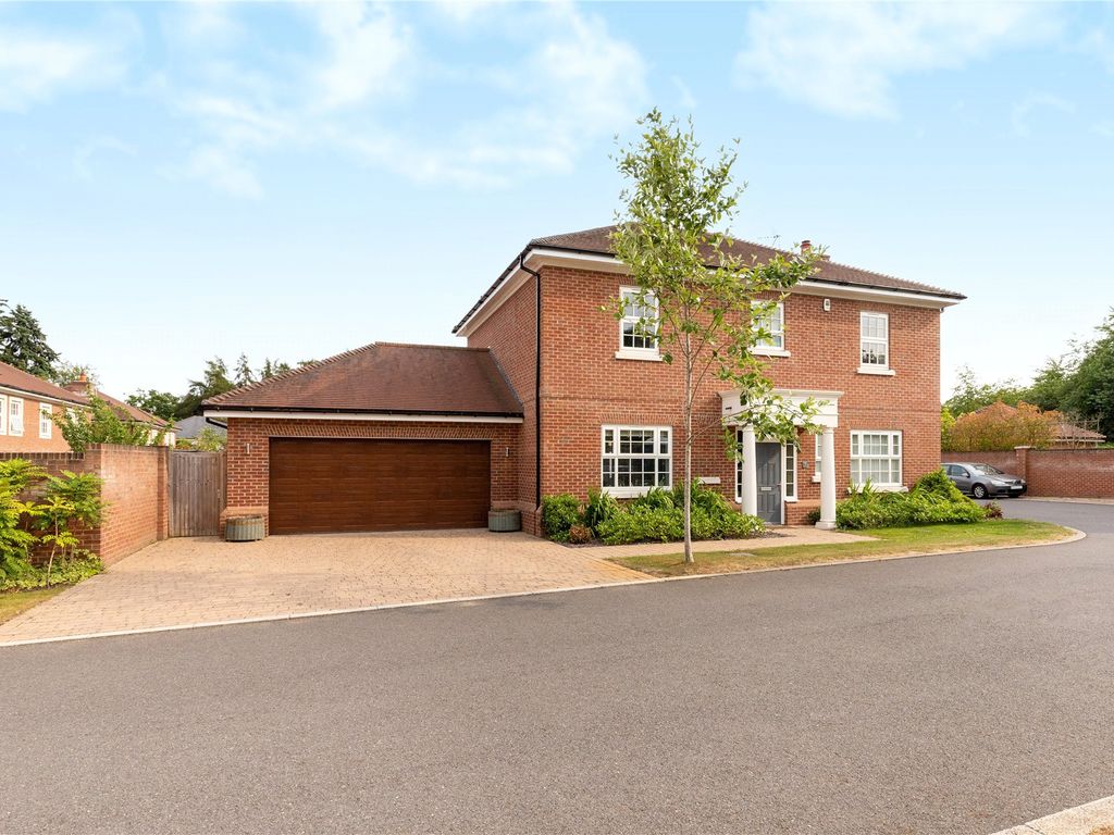 4 bed detached house to rent in Grange Walk, Littlewick Green