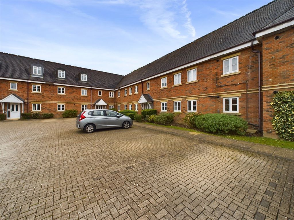 2 bed flat for sale in Wade Court, Cheltenham, Gloucestershire GL51, £