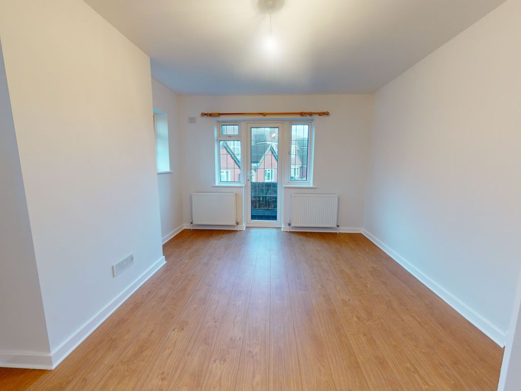 2 bed flat to rent in Court Farm Road, Hove BN3, £1,300 pcm Zoopla