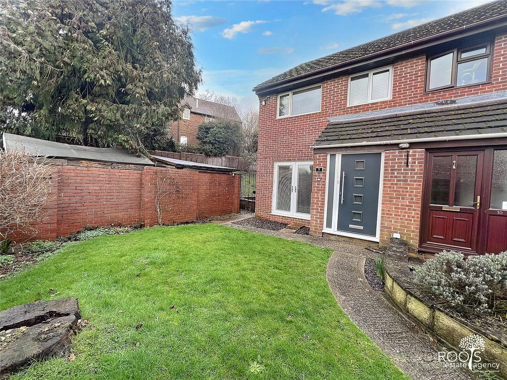 3 bed semidetached house for sale in Maynard Close, Cold Ash, Thatcham