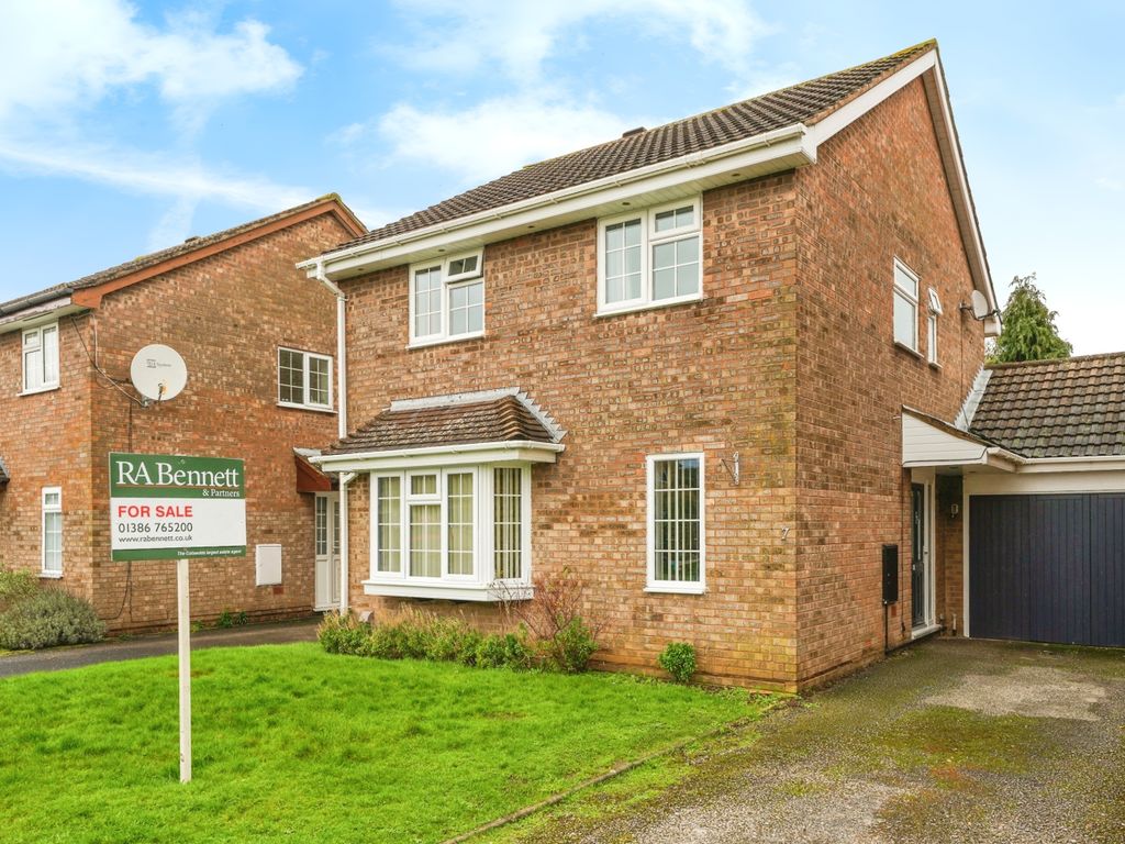 4 bed detached house for sale in Falkland Road, Evesham, Worcestershire