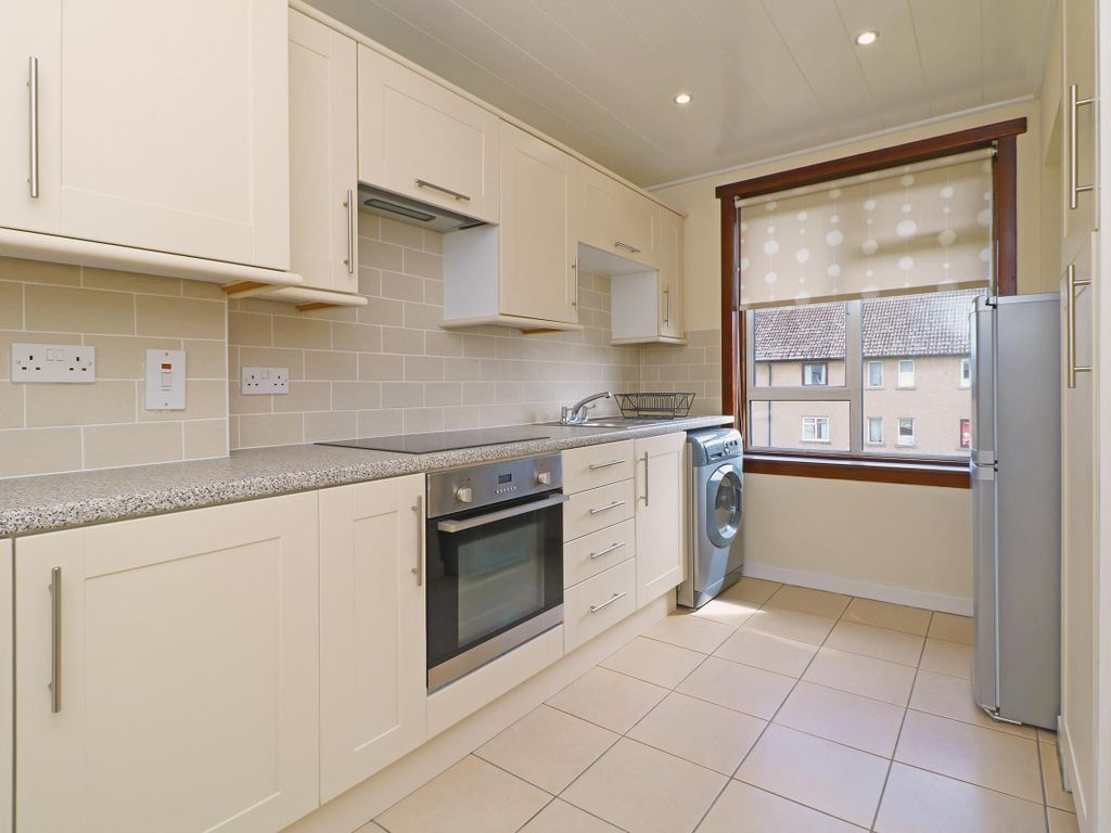 2 bed flat to rent in Kemnay Gardens, Dundee DD4, £695 pcm Zoopla