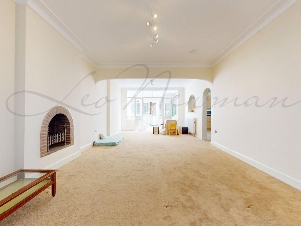 4 bed detached house to rent in Finchley Road, Golders Green NW11, £