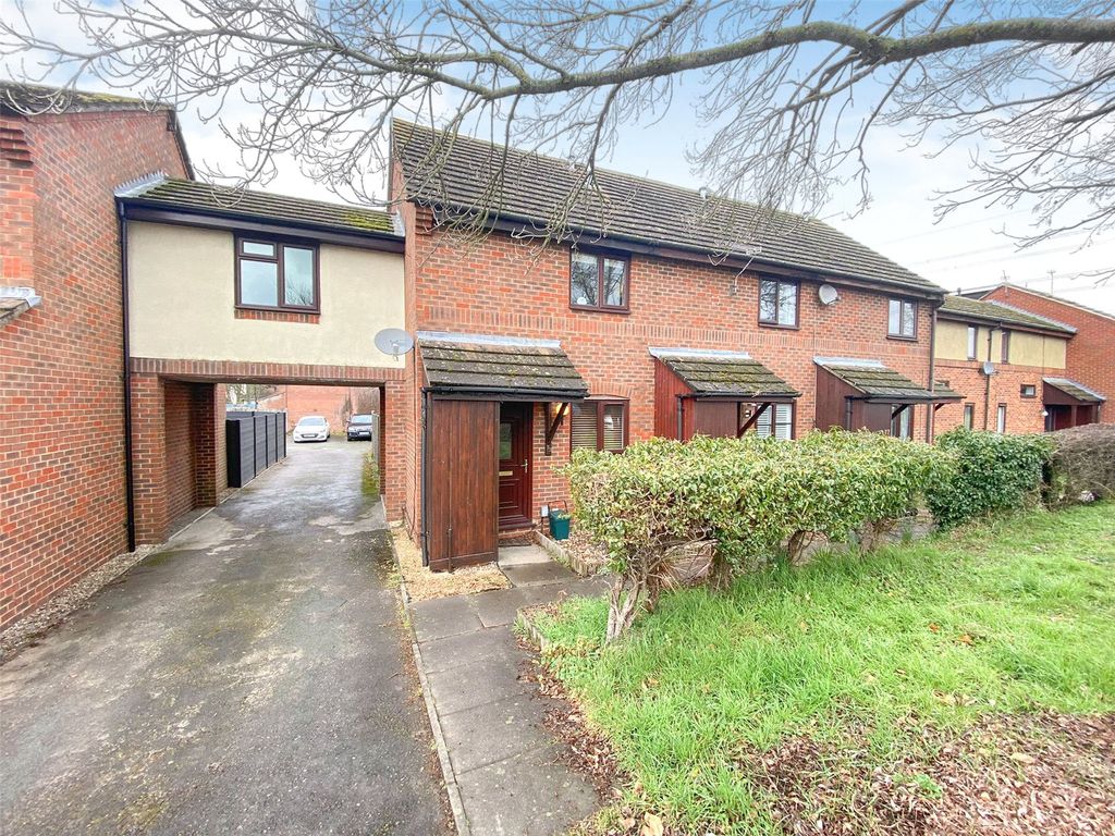 2 bed detached house to rent in High Street, Theale, Reading, Berkshire