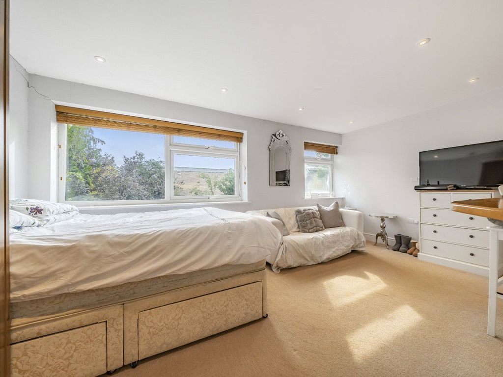1 bed flat for sale in Harvey Road, Guildford, Surrey GU1, £185,000