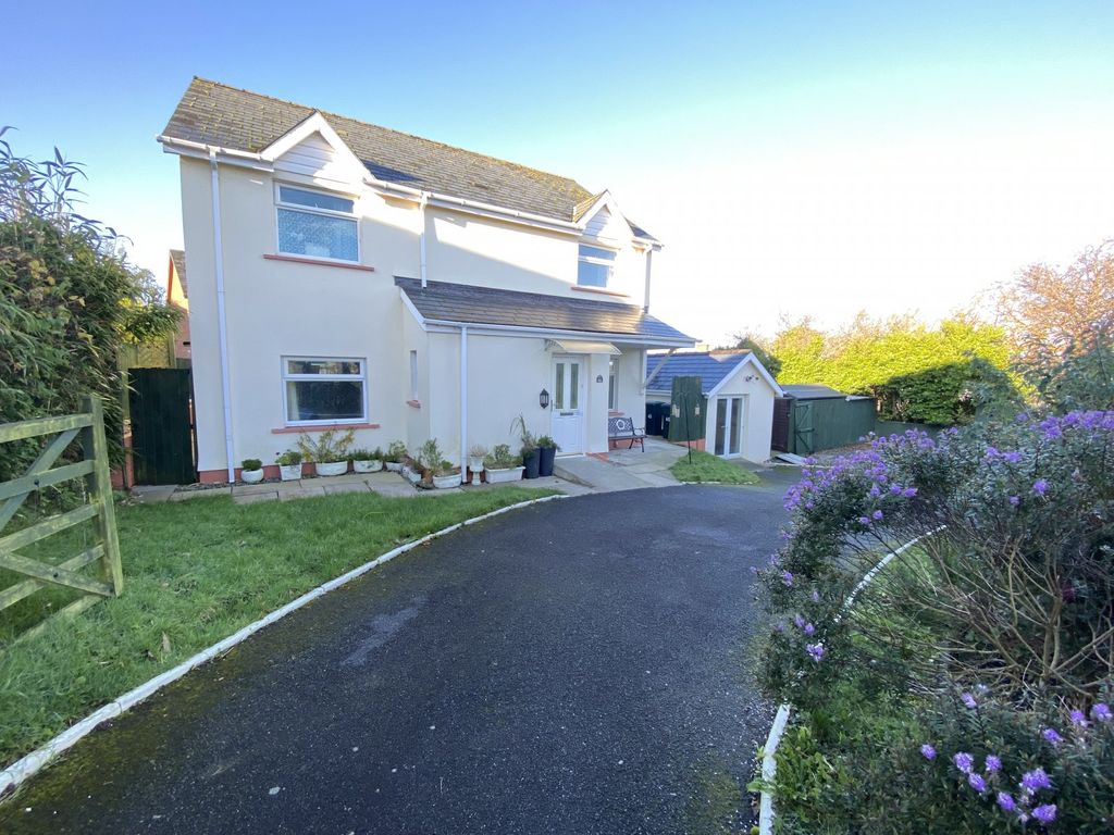 5 bed detached house for sale in Tudor Gardens, Merlins Bridge