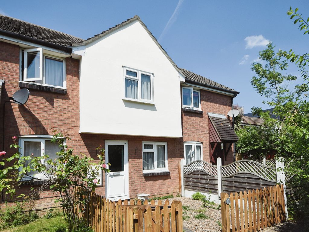 2 bed terraced house for sale in Aimes Green, Basildon, Essex SS13, £