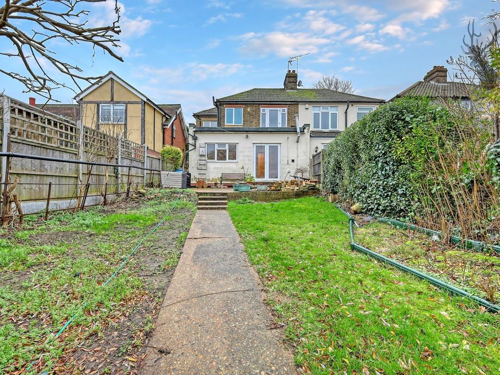 4 bed property for sale in North Road, HaveringAtteBower, Romford RM4