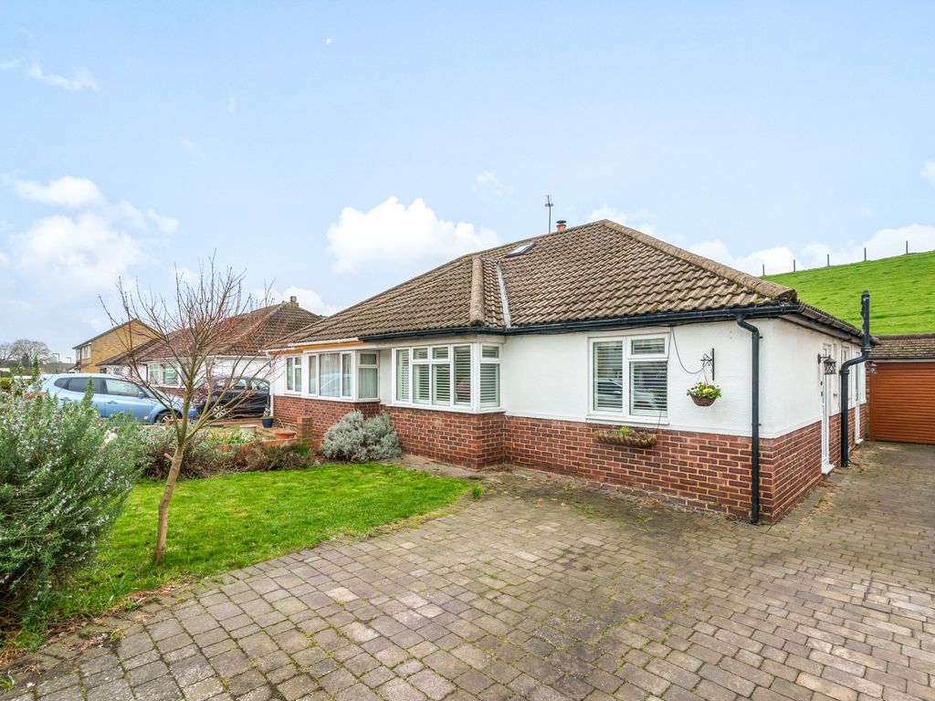 3 bed semidetached house for sale in Walnut Tree Road, Shepperton TW17