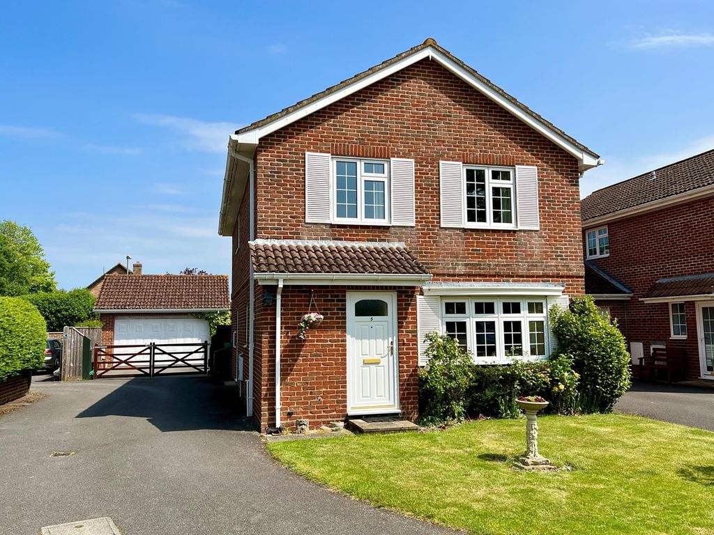4 bed property for sale in Peartree Court, Old Orchards, Lymington SO41