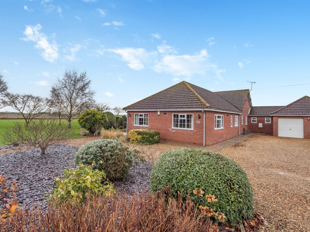 3 bed bungalow for sale in Low Road, Stow Bridge, King's Lynn PE34, £