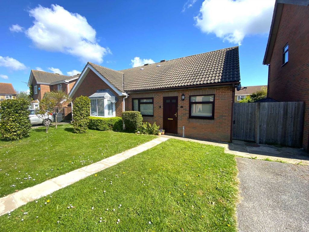 2 bed semidetached house to rent in Grasmere Way, Aylesham CT3, £1,000