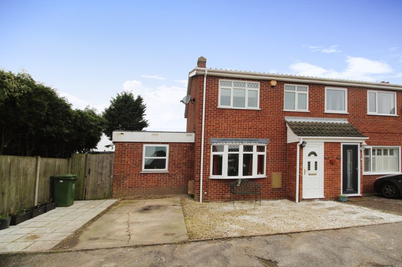 4 bed end terrace house for sale in Fern Gardens, Belton, Great