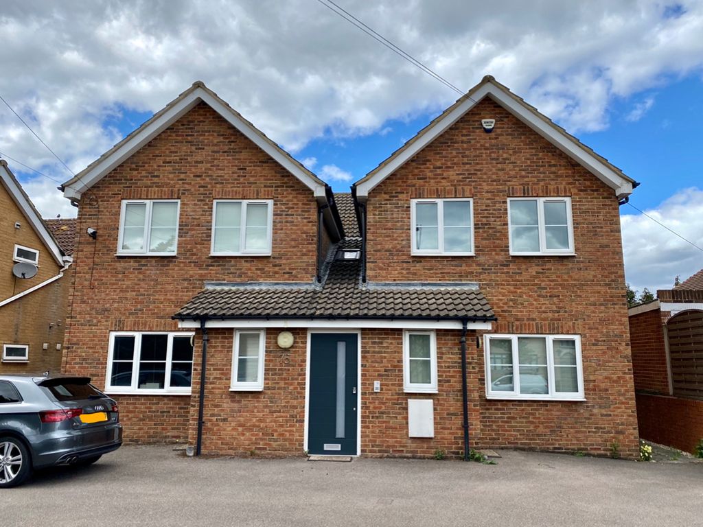 1 bed flat to rent in Station Road, Cuffley Village, Hertfordshire