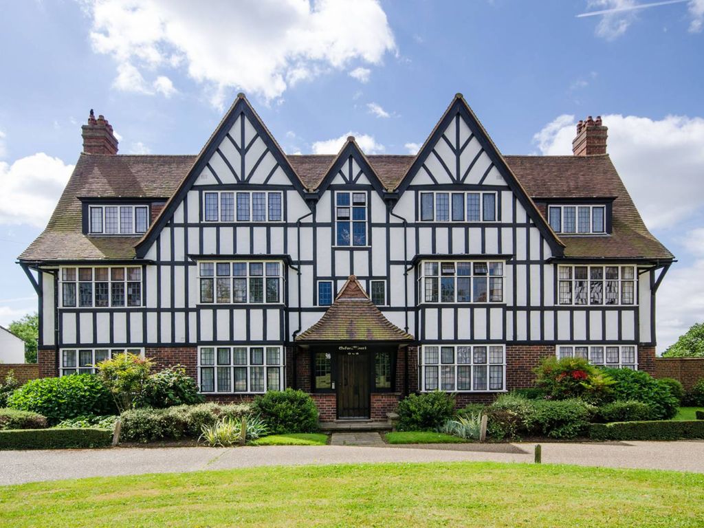 3 bed flat for sale in Queens Drive, West Acton, London W3, £630,000