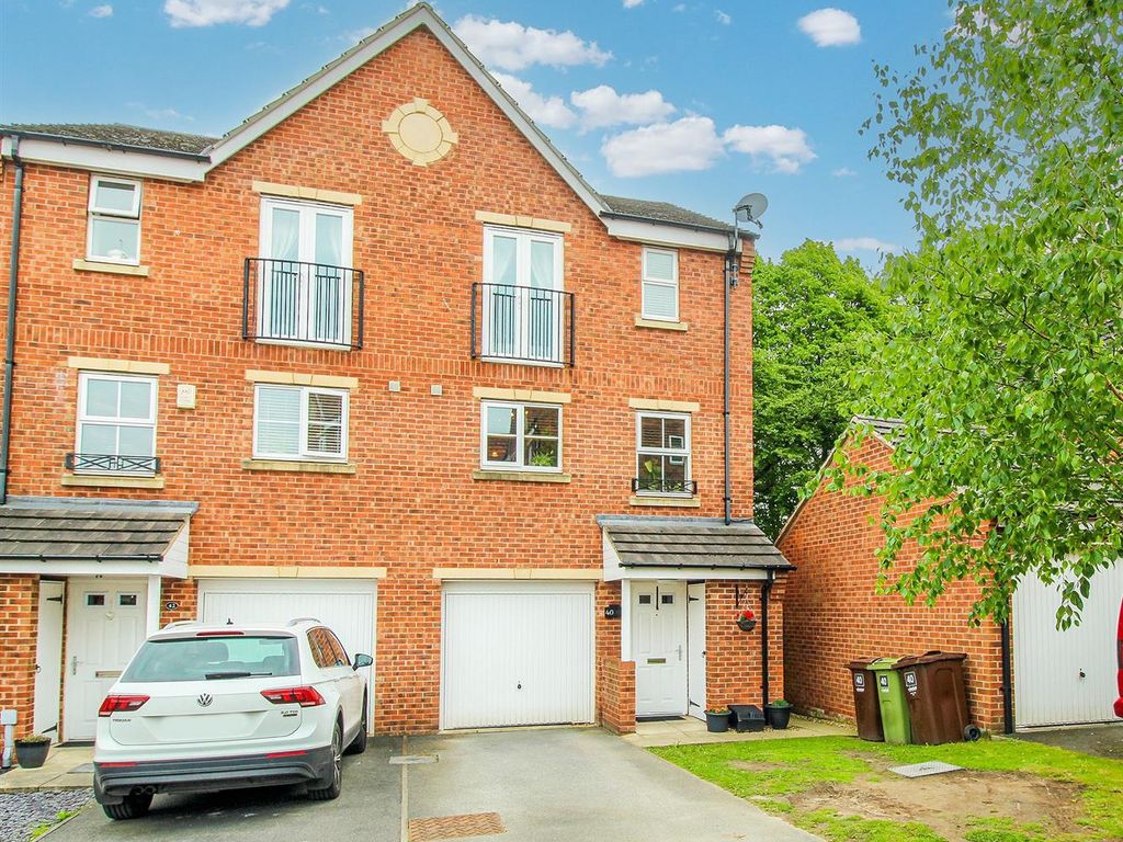 4 bed semidetached house for sale in Bracken Hill View, Horbury