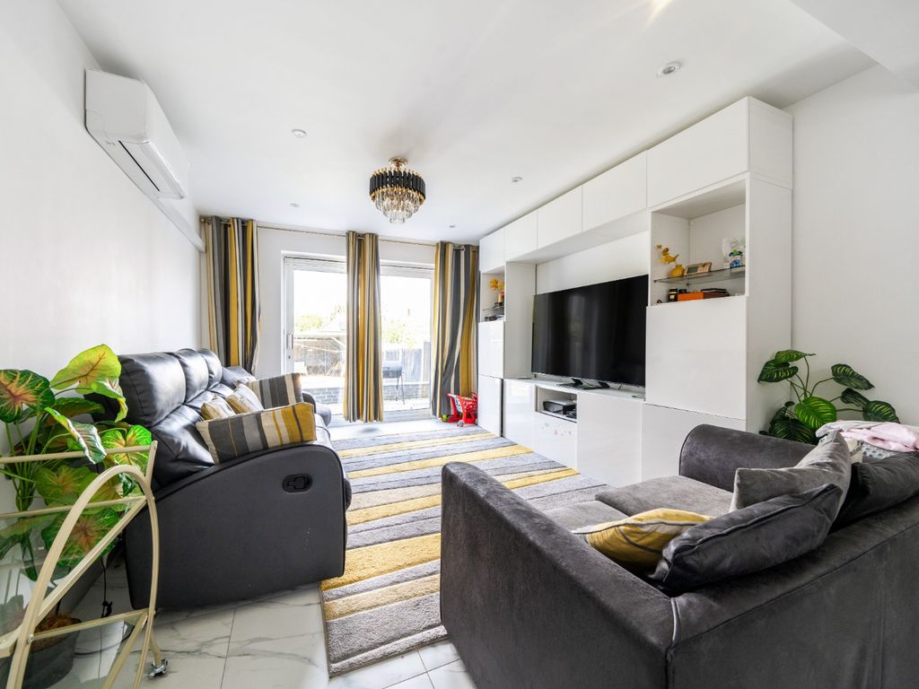 3 bed semidetached house for sale in Oakleigh Road North, Finchley