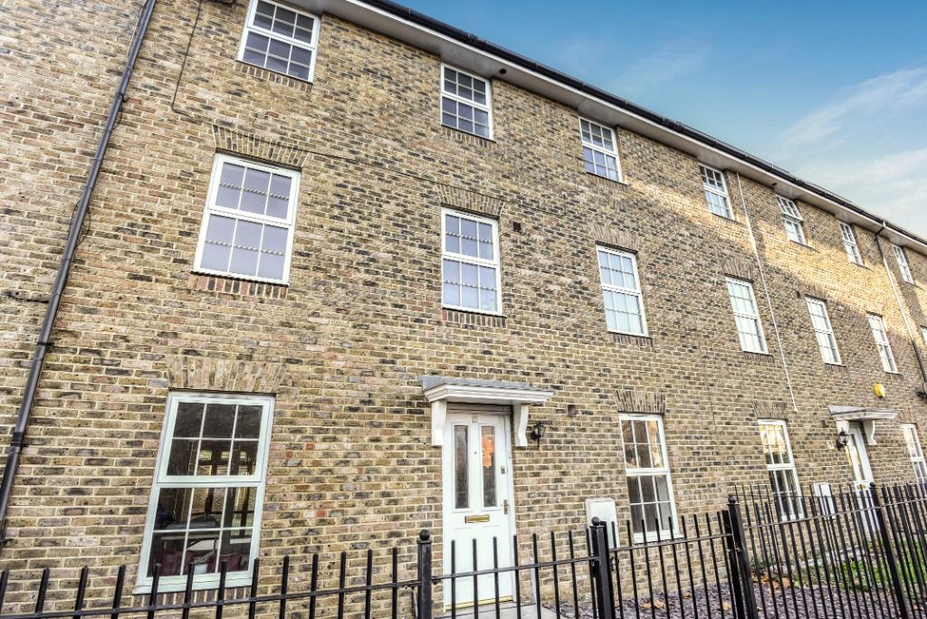 5 bed terraced house to rent in Caspian Close, Purfleet RM19, £1,800