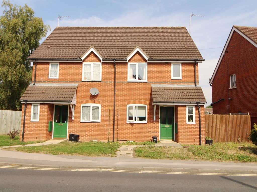 3 bed semidetached house to rent in Headley Road, Reading RG5, £1,600