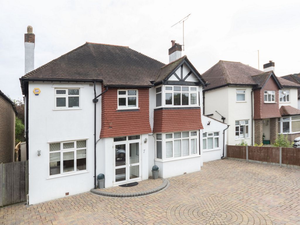 5 bed detached house to rent in Essenden Road, Sanderstead CR2, £3,500