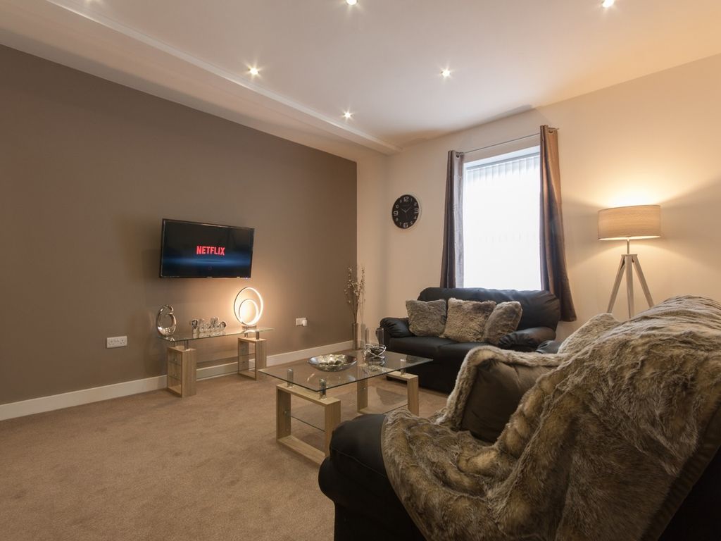 3 bed flat to rent in Bucknall New Road, StokeOnTrent, Staffordshire