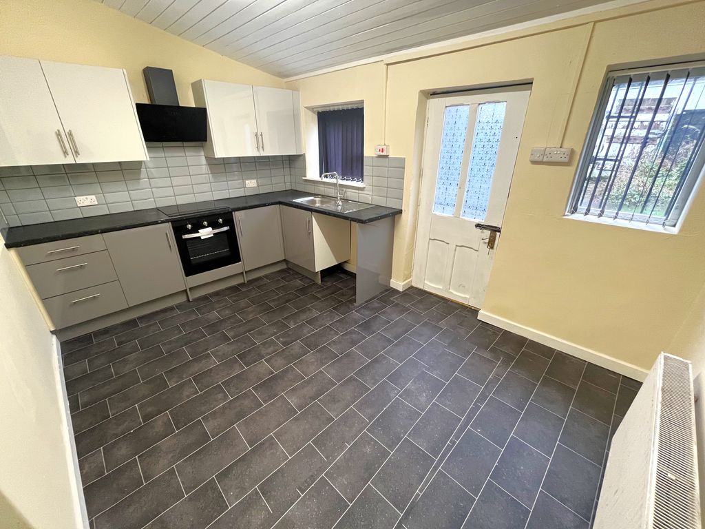 2 bed terraced house to rent in Belgrave Road, Oldham OL8, £850 pcm