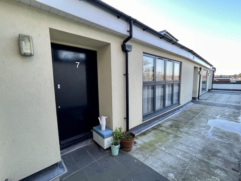 1 bed flat for sale in High Street, Barkingside, Ilford IG6, £275,000