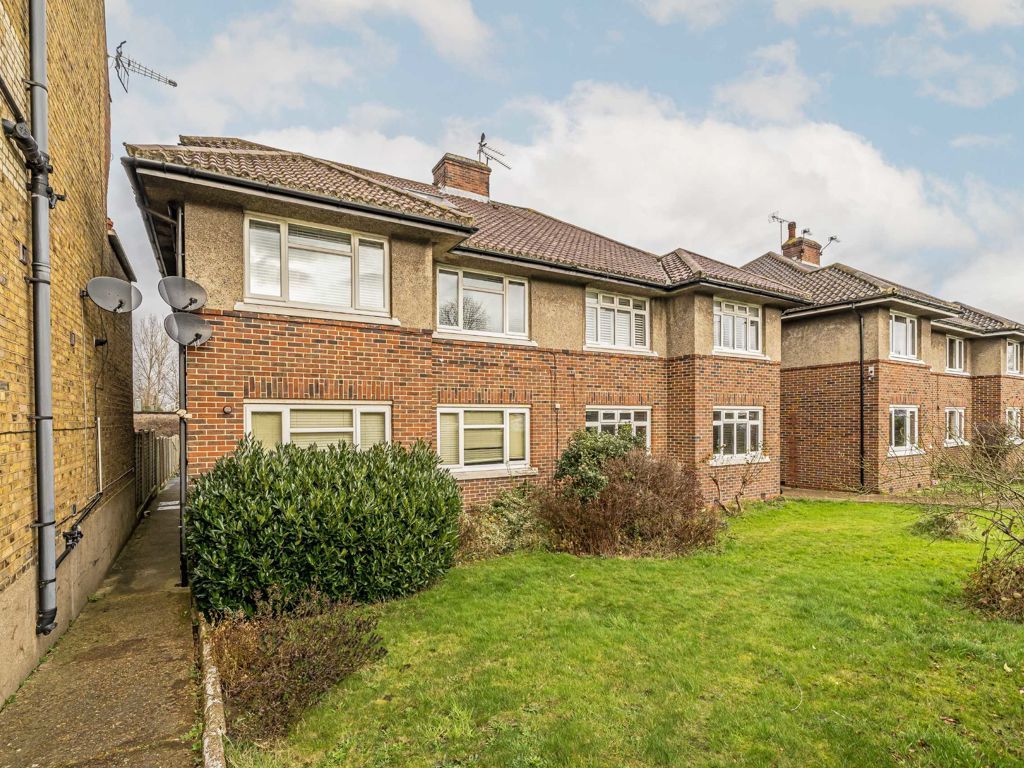 2 bed for sale in Surbiton Hill Park, Surbiton KT5, £375,000