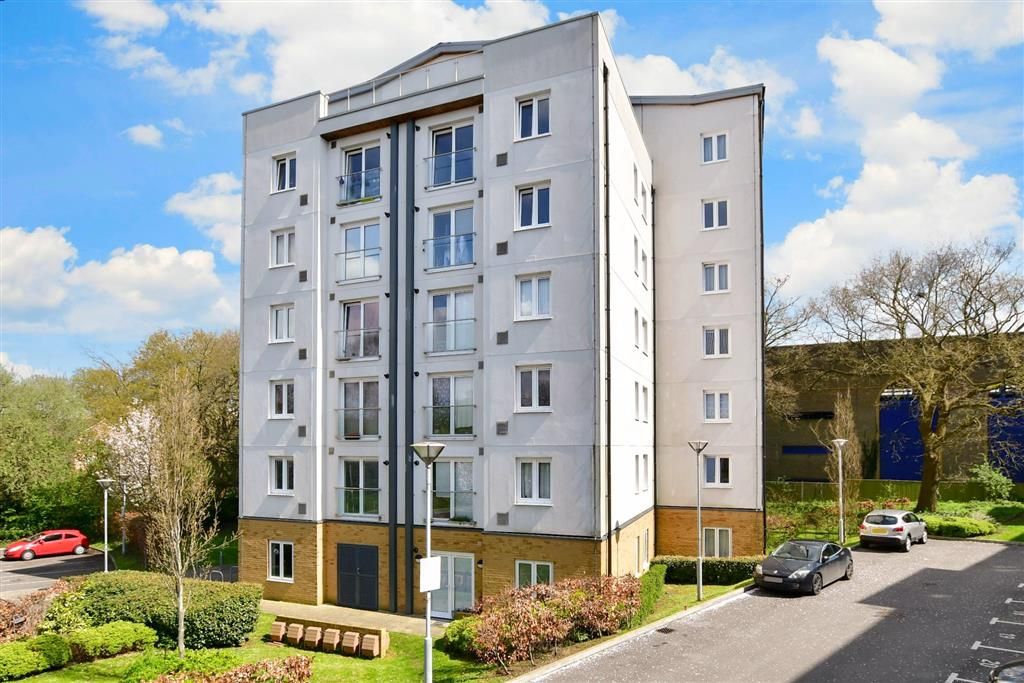 2 bed flat for sale in West Green Drive, West Green, Crawley, West
