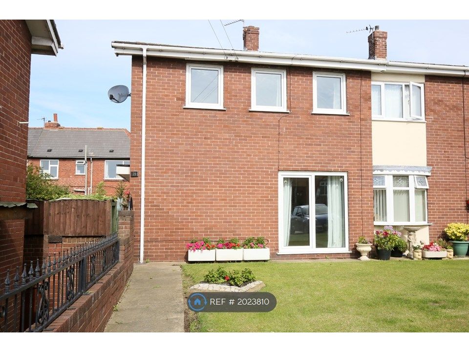 3 bed semidetached house to rent in Redhill Avenue, Castleford WF10, £
