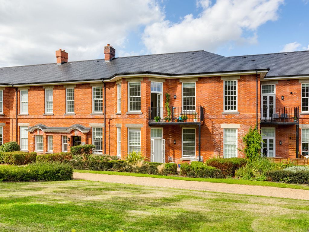 2 bed flat to rent in Glanville Way, Epsom KT19, £1,900 pcm Zoopla