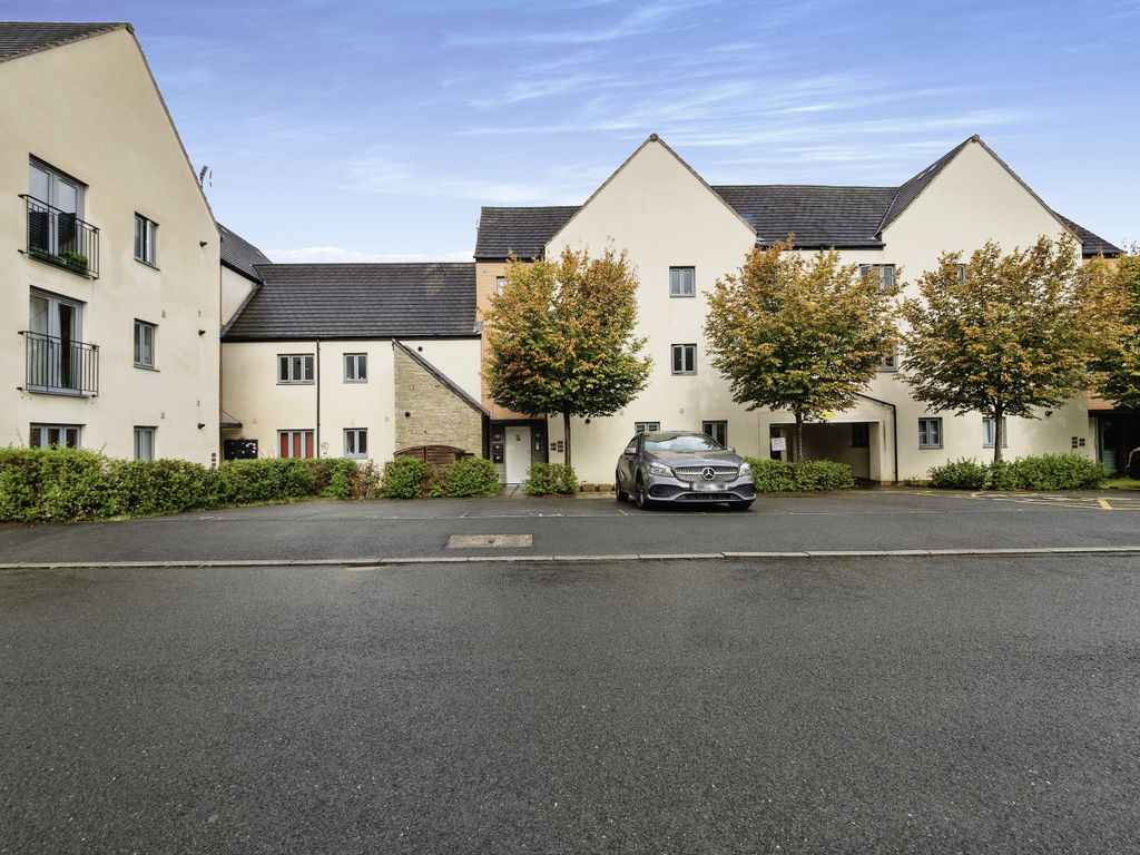 2 bed flat for sale in Orleigh Cross, Newton Abbot, Devon TQ12, £