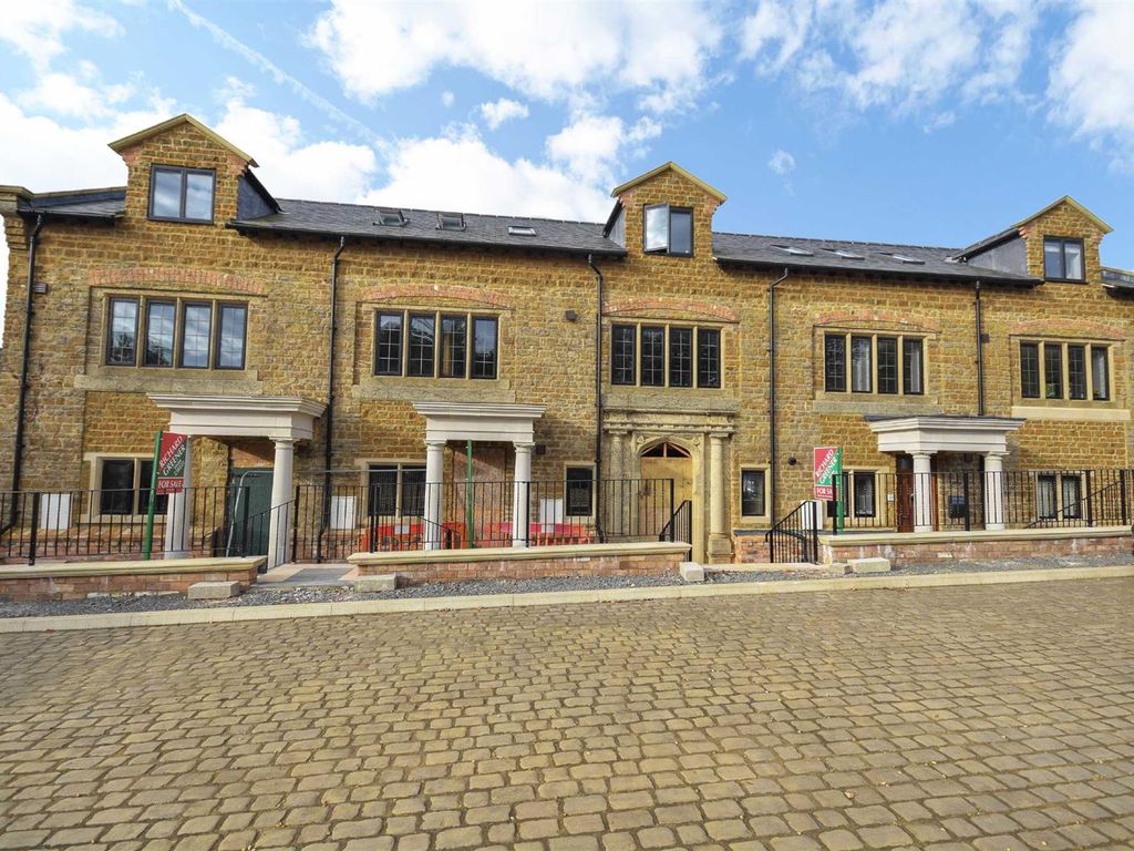 4 bed mews house for sale in Vineyard Gardens, Brixworth, Northampton