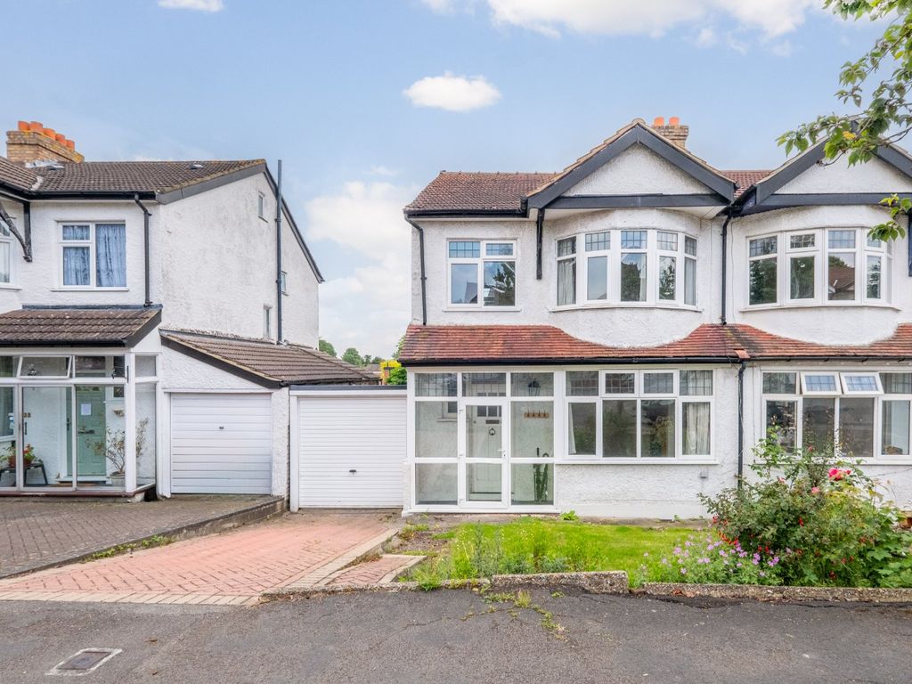 3 bed semidetached house for sale in Harrow Road, Carshalton SM5, £