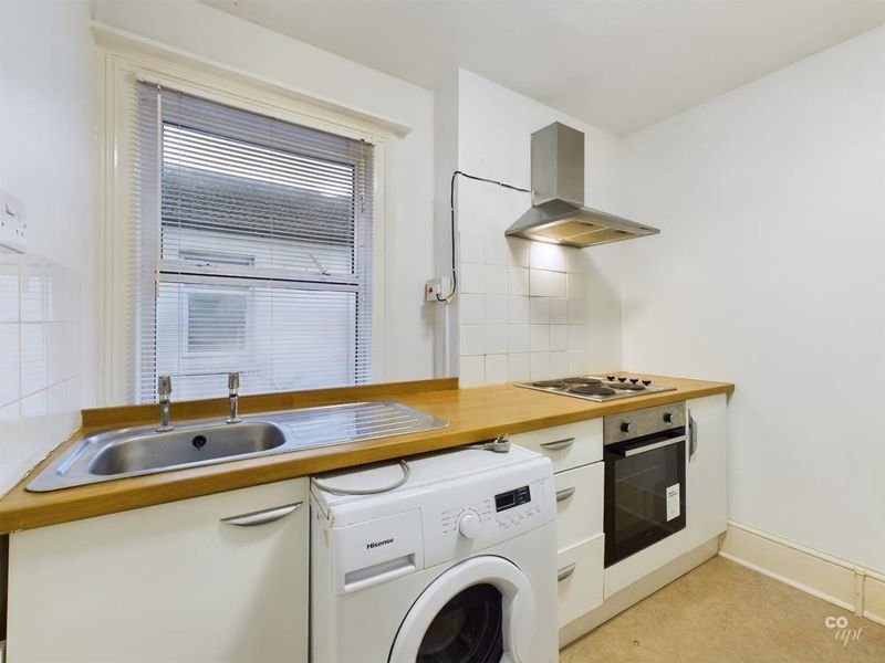 2 bed flat to rent in Portland Road Industrial Estate, Portland Road