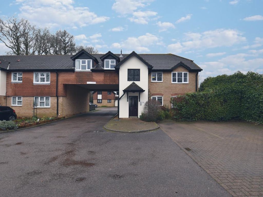 2 bed flat to rent in The Woodlands, Smallfield, Horley RH6, £1,150 pcm