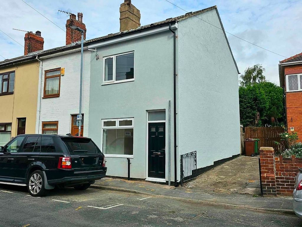 2 bed terraced house to rent in Rock Terrace, Castleford WF10, £750 pcm