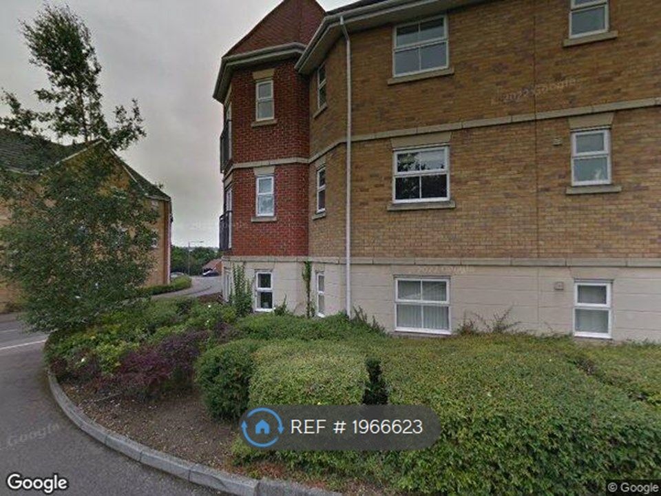 3 bed flat to rent in Fir Court, Laindon, Basildon SS15, £1,500 pcm