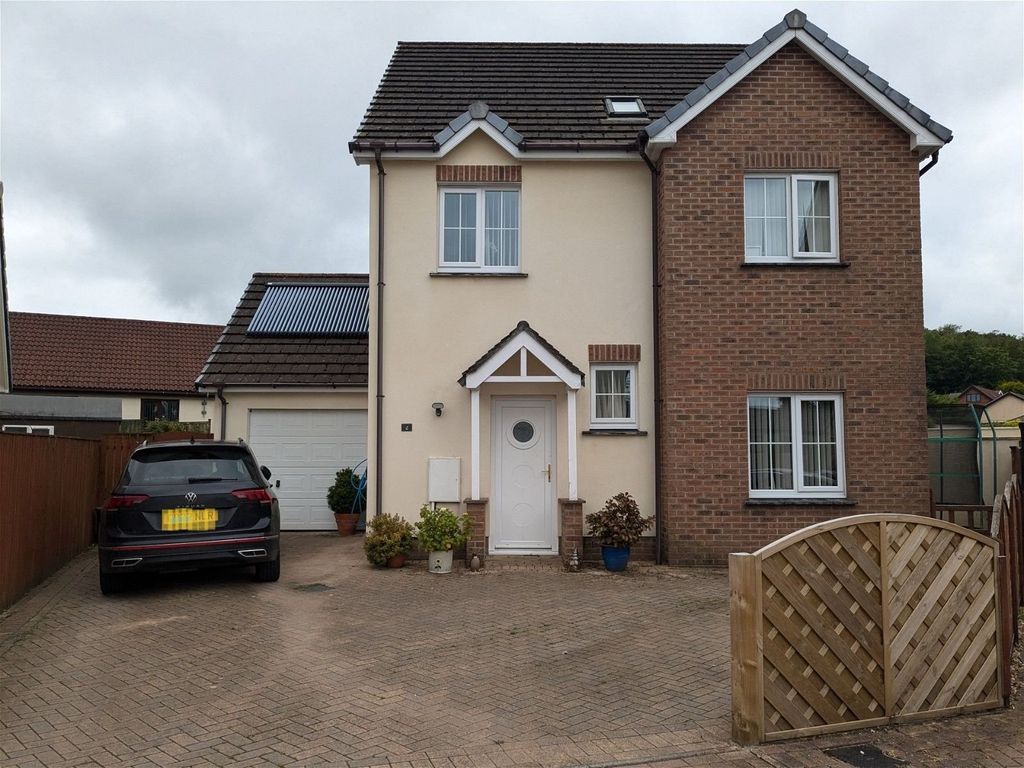 5 bed detached house for sale in Llys Y Foel, Foelgastell. Llanelli
