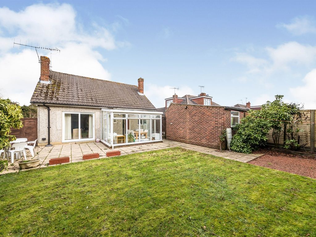 2 bed detached bungalow for sale in Wickham Close, Horley RH6 Zoopla