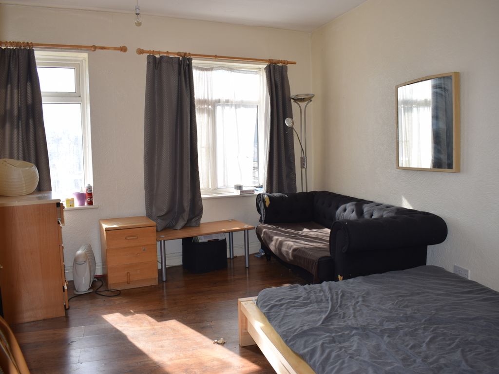 Studio to rent in Limewood Court, Beehive Lane, Ilford IG4 Zoopla