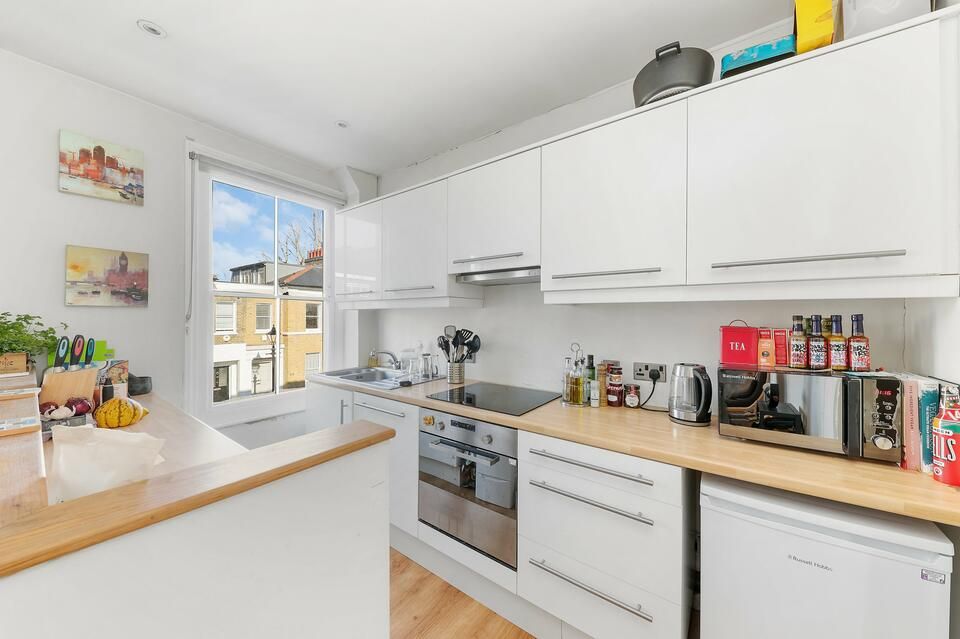 2 bed flat to rent in Sutherland Square, London SE17 Zoopla