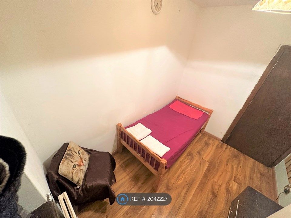 Room to rent in Fairfield Crescent, Edgware HA8, £695 pcm Zoopla