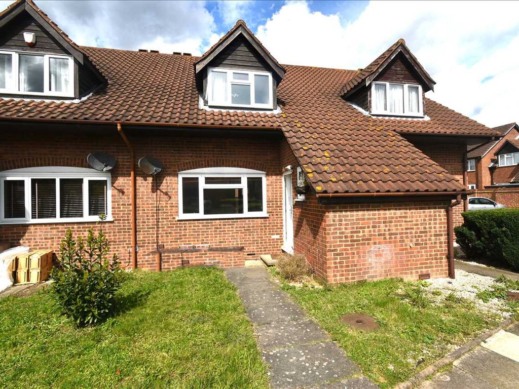 3 bed property to rent in Knights Manor Way, Dartford DA1, £1,600 pcm