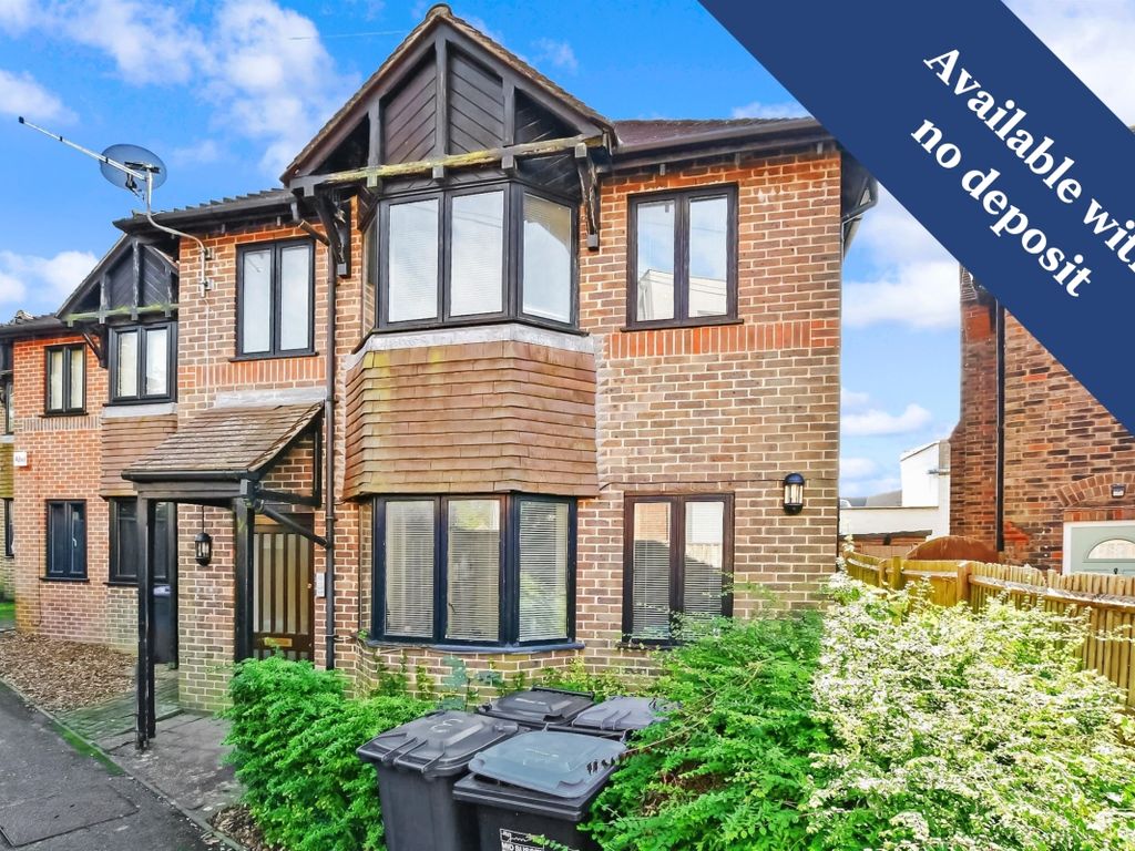 2 bed flat to rent in Cantelupe Road, East Grinstead RH19, £1,300 pcm