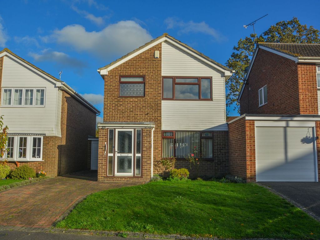 3 bed linkdetached house for sale in Shefford Crescent, Wokingham RG40