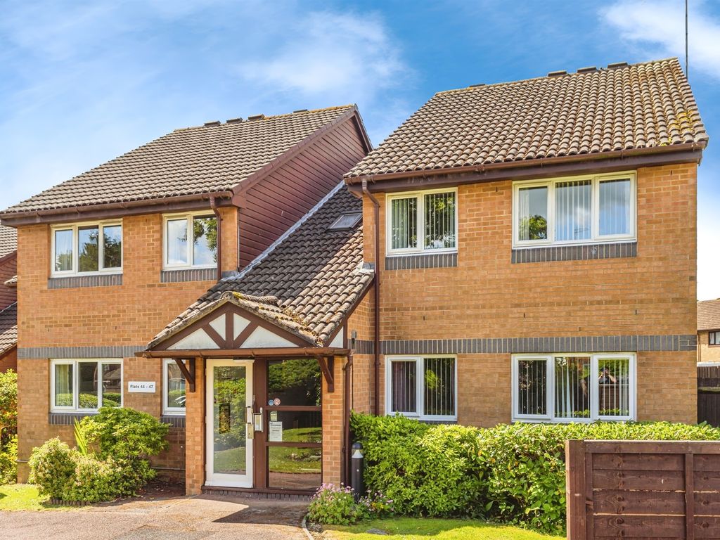 2 bed property for sale in Chesterton Court, Horsham RH13, £130,000