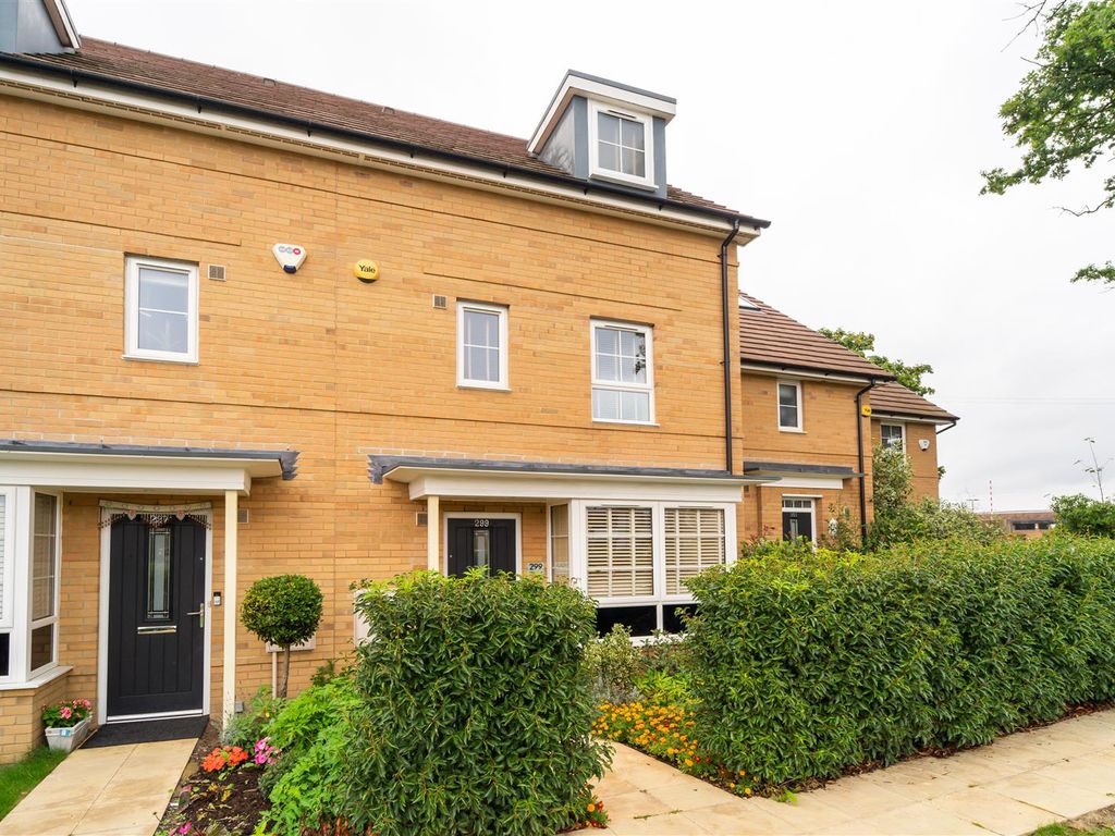 4 bed end terrace house for sale in Langley Road, Langley, Slough SL3